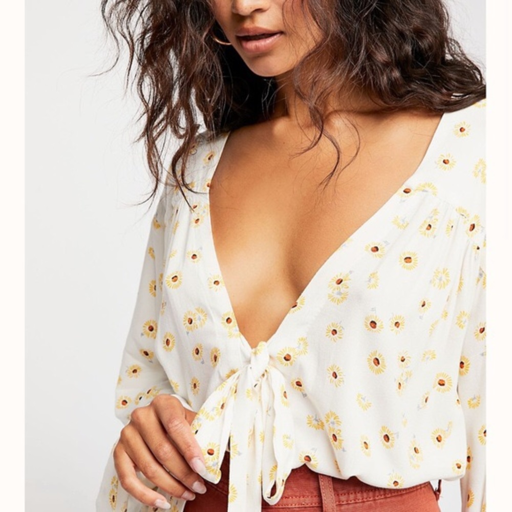Forties Feels Daisy Print Bell-Sleeve Floral Bodysuit - Picture 2 of 14